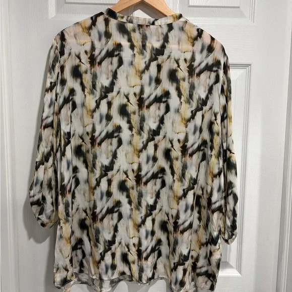 Trendy Women's Abstract Print Blouse with Half Button-Up Front and Roll-Up Tabs - Picture 5 of 6